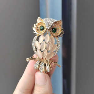 Eleganter Eulen-Brosche mit Katzenaugenstein und grünen Kristallen in Gold und Silber
