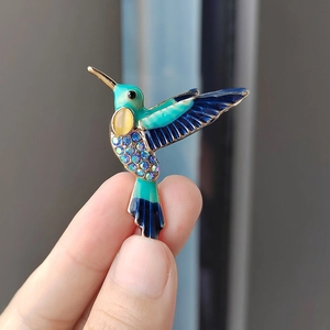 Exquisite Kolibri-Brosche mit blauem Emaille und funkelnden Strasssteinen auf Goldbasis