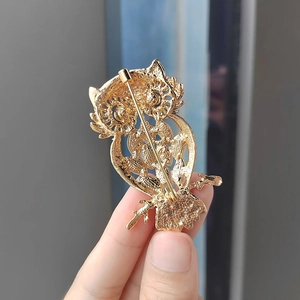 Goldene Eulenbrosche mit Opal-Augen, Rückansicht mit Nadelverschluss und Hohlstruktur