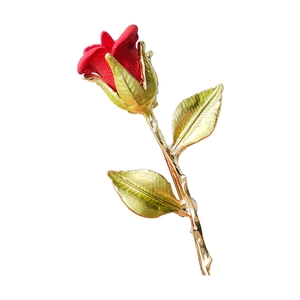 Elegante broche de rosa roja con tallo dorado y hojas verdes sobre fondo blanco puro