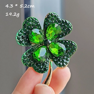 Minimalist green cat-eye stone four-leaf clover brooch in gold finish, 4.3x5.2cm