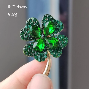 Detailed view of 3x4cm green clover brooch with gold trim and crystal dimensions