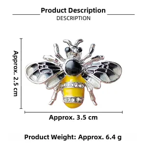 Détail d'une broche abeille argentée avec émail jaune, zircons et étiquette de dimensions