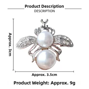 Détail d'une broche abeille avec perles et zircons affichant les dimensions de 3x3,5 cm