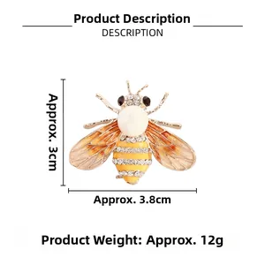 Vue détaillée d'une broche abeille avec dimensions 3,8cm et texture perle et strass