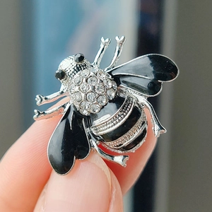 Broche abeille argentée raffinée avec ailes en émail noir et cristaux de zircon étincelants