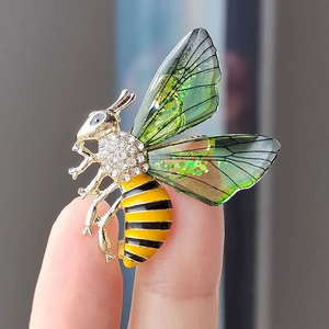 Exquisite goldfarbene Bienenbrosche mit funkelnden Kristallen und grünen Flügeln