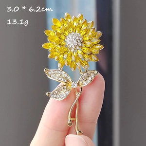 Vue détaillée de la broche tournesol mesurant 3,0 x 6,2 cm et pesant 13,1 g