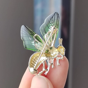 Eleganter goldfarbener Zikaden-Brosche mit durchscheinenden grünen Flügeln und Details
