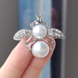 Broche abeille argentée avec perles blanches et strass étincelants pour femmes
