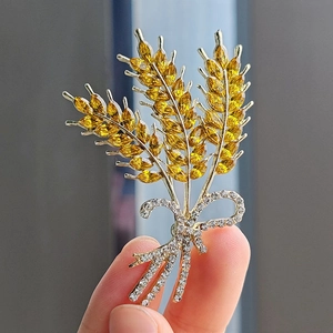 Vue détaillée de la broche épi de blé en cristal avec pierres jaunes et nœud diamant