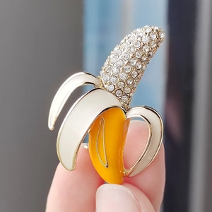 Creative Banana Brooch Gold Plated Alloy Pin With Rhinestone And Enamel Fruit Badge For Women Bag Clothes Decoration