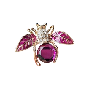 Broche abeille dorée raffinée avec ailes en émail violet et corps en cristal zircon