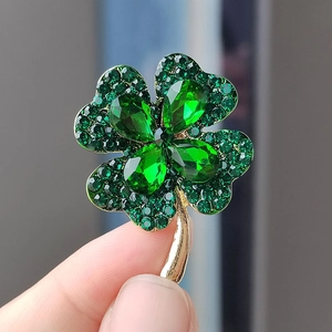 Elegant Alloy Four-Leaf Clover Brooch For Women Gold Plated Rhinestone Anti-Exposure Pin Green Red Gemstone Jewelry Accessory