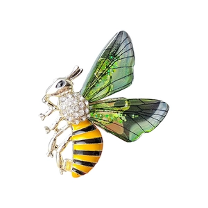 Eleganter Bienen-Anstecker mit weißen Strasssteinen und grünen Flügeln für Damen