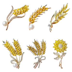 Broches exquises en cristal de blé et tournesol dorées avec strass jaunes et perles nacrées