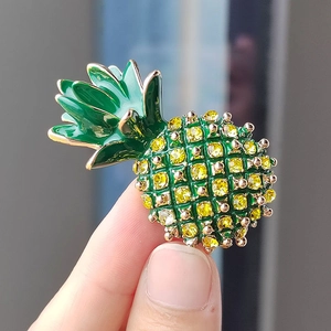 Broche créative en forme d'ananas avec feuilles en émail vert et cristaux facettés