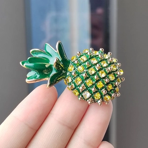 Broche ananas étincelante avec cristaux jaunes et design de feuille en émail vert