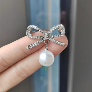 Eleganter Legierung Strass Schleife Brosche Mit Kunstperle Anhänger Gold Silber Vergoldet Kleid Pin Für Damen Schmuck Zubehör