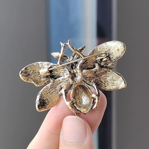 Back view of vintage gold bee brooch featuring detailed texture and secure pin clasp