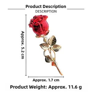 Vue détaillée d'une broche rose rouge avec dimensions de 5,2 cm de haut et 1,7 cm de large