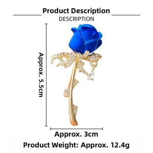 Broche rose bleue avec strass et détails de tige dorée, mesurant 5,5cm sur 3cm