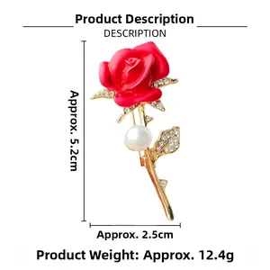 Détail de la broche rose rouge avec dimensions 5,2cm x 2,5cm, perle et cristaux