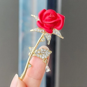 Élégante broche rose 3D rouge avec base dorée et pendentif en cristal étincelant