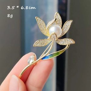 Elegante spilla a fiore di narciso dorato con zirconi e perla, misura 3,5 x 6,8 cm