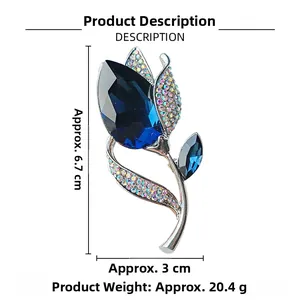 Dettaglio della spilla a tulipano con cristallo blu e strass colorati brillanti