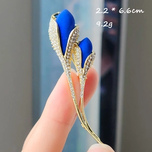 Broche fleur dorée élégante aux pétales bleus et cristaux, taille 2,2 x 6,6 cm