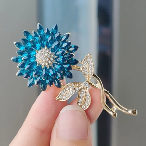 Exquisite Sonnenblumen-Brosche mit blauen Marquise-Steinen und Kristallen in Gold