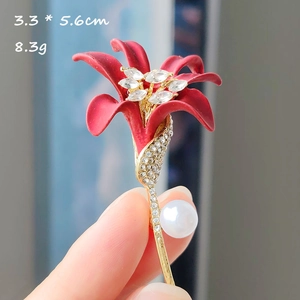 Broche fleur de lys rouge avec cristaux et perle, vue détaillée de 3,3 par 5,6 cm