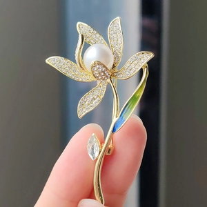 Lussuosa Spilla a Forma di Fiore di Narciso in Lega Con Grande Perla Artificial Zirconia Foglia Smaltata Elegante Stile Cinese Gioielli