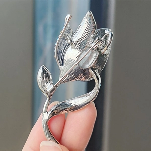 Vista posteriore della spilla a tulipano argento con cristalli blu e chiusura in metallo