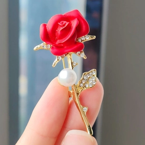 Élégante broche rose 3D rouge avec perles et cristaux sur base en métal doré