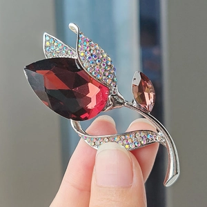 Spilla fiore di tulipano in cristallo di lusso con gemma rosso scuro e base argento donna