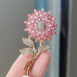 Eleganter vergoldeter Sonnenblumen-Anstecknadel mit rosa Kristallblättern und Glitzer