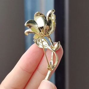 Vue arrière détaillée de la broche fleur 3D montrant le fermoir de sécurité en métal