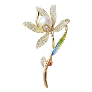 Elegante spilla a narciso dorata con perla bianca e petali in smalto sfumato verde