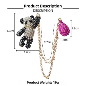 Détail d'une broche panda en strass avec dimensions et chaîne de liaison dorée