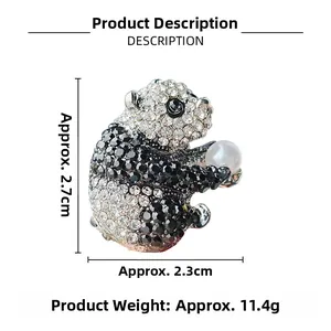 Détail broche panda en cristal argenté avec accent perle blanche de 2,7x2,3cm