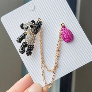 Broche panda mignonne avec strass noirs et blancs et un pendentif goutte rose vif