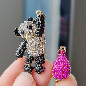 Broche Panda en Alliage de Strass Vintage Avec Chaîne Dorée Pendentif Goutte d'Eau Rouge Rose Künstliche Perle Bijoux de Mode Unisexe