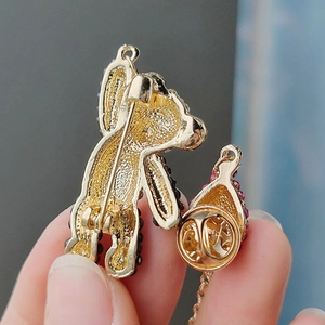 Broche panda dorée avec strass vue de dos montrant l'épingle et le fermoir papillon