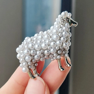 Vintage Artificial Pearl Sheep Brooch For Women Alloy Animal Lamb Pin With Rhinestone Embellishment Elegant Fashion Jewelry Accessory
