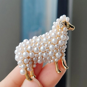 Chic gold-tone little sheep brooch featuring elegant white pearls and rhinestone accents