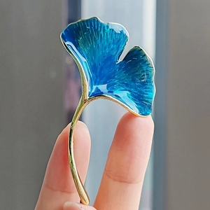 Luxurious ginkgo leaf brooch with blue enamel and gold finish for women's suits
