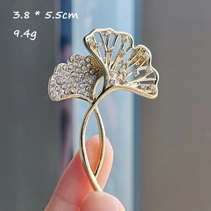 Macro view of crystal ginkgo leaf brooch with dimensions 3.8 x 5.5cm and 9.4g weight