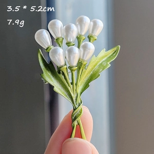 Detailed view of leaf pearl brooch with 3.5x5.2cm dimensions and 7.9g weight specifications